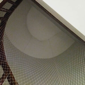 Rede de proteção instalada em um guarda-corpo de escada interna em uma residência em Curitiba, prevenindo quedas e acidentes.